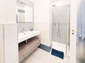Ducha, secador de pelo y toallas