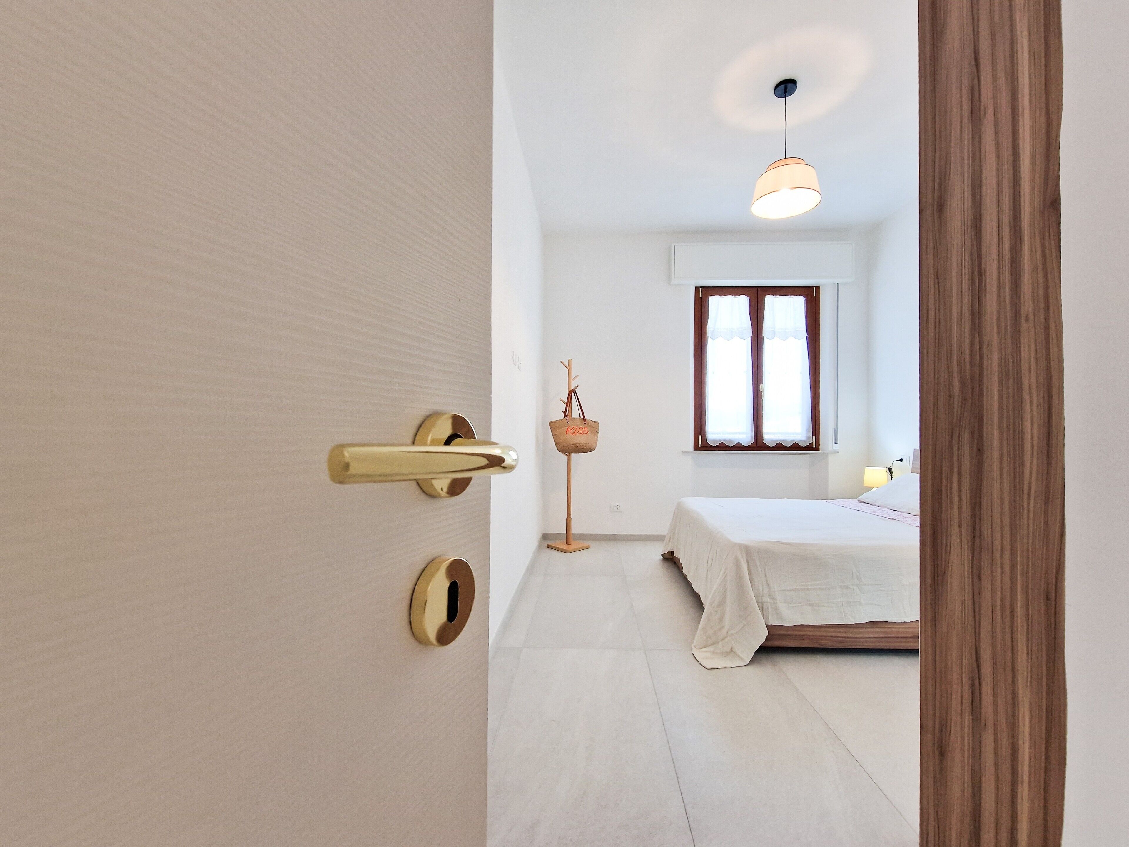 Iron/ironing board, bed sheets