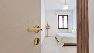 Iron/ironing board, bed sheets