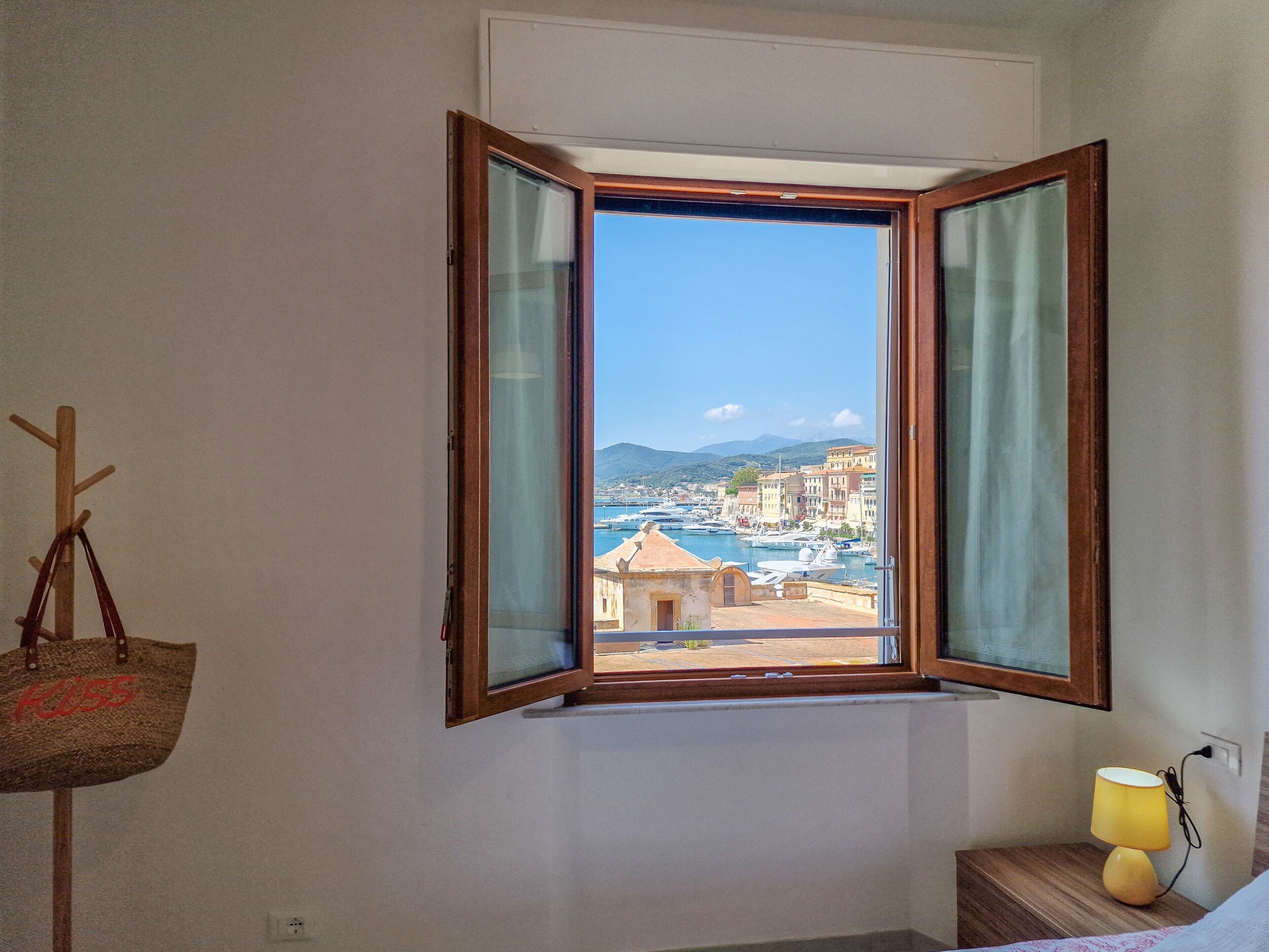 Iron/ironing board, bed sheets