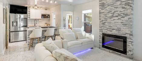 Televisión, chimenea y estéreo