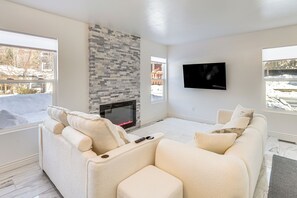 Televisión, chimenea y estéreo 