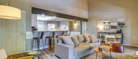 Televisión, chimenea y libros