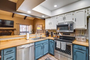 Fridge, microwave, stovetop, dishwasher