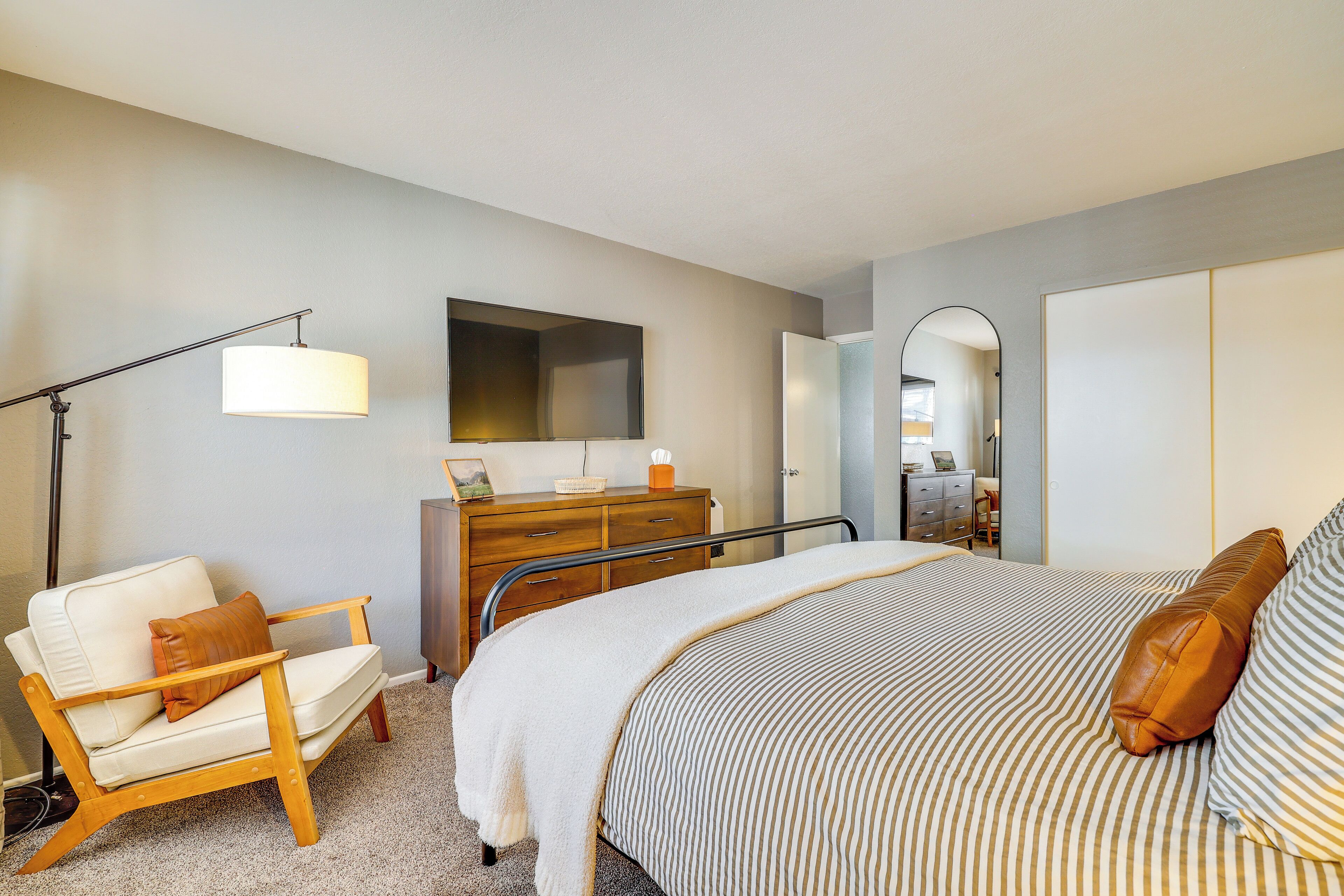 2 bedrooms, desk, iron/ironing board, internet