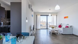 Un apartamento moderno con comedor, kitchenette y sala de estar.