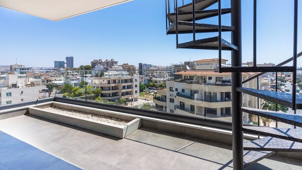 Un edificio de gran altura con vistas a un paisaje urbano.