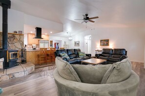 Fireplace - 1 Mi to Lake Almanor! Northern Sierra Family Cabin (Westwood)