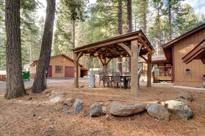 Outdoor dining - 1 Mi to Lake Almanor! Northern Sierra Family Cabin (Westwood)