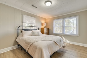 2 bedrooms, Internet, bed sheets - 2 Mi to Uptown Lexington: Pet-Friendly Getaway! (Lexington)