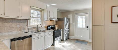 Fridge, microwave, stovetop, dishwasher