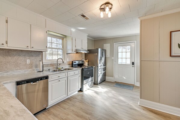 Fridge, microwave, stovetop, dishwasher - 2 Mi to Uptown Lexington: Pet-Friendly Getaway! (Lexington)