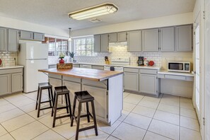 Refrigerador, microondas, parrilla de estufa y lavavajillas 