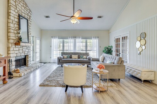 Hill Country Escape: Family Home w/ Outdoor Oasis