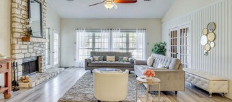 Hill Country Escape: Family Home w/ Outdoor Oasis