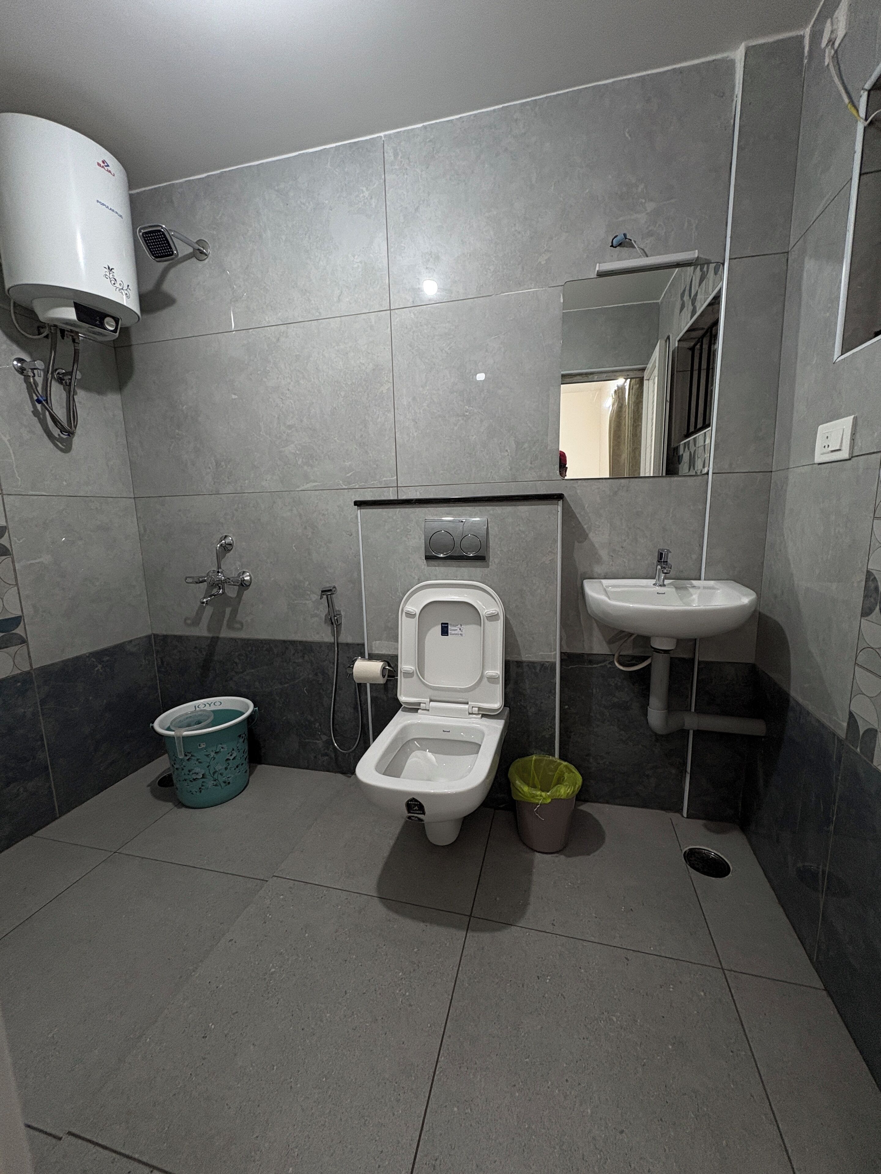 Ein modernes Badezimmer mit Toilette, Bidet und Waschbecken.