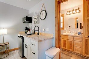 Réfrigérateur, micro-ondes, cafetière/bouilloire, grille-pain