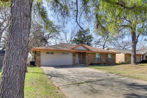 Exterior - 11 Mi to Dtwn Dallas: Charming Home w/ Deck & Yard (Irving)