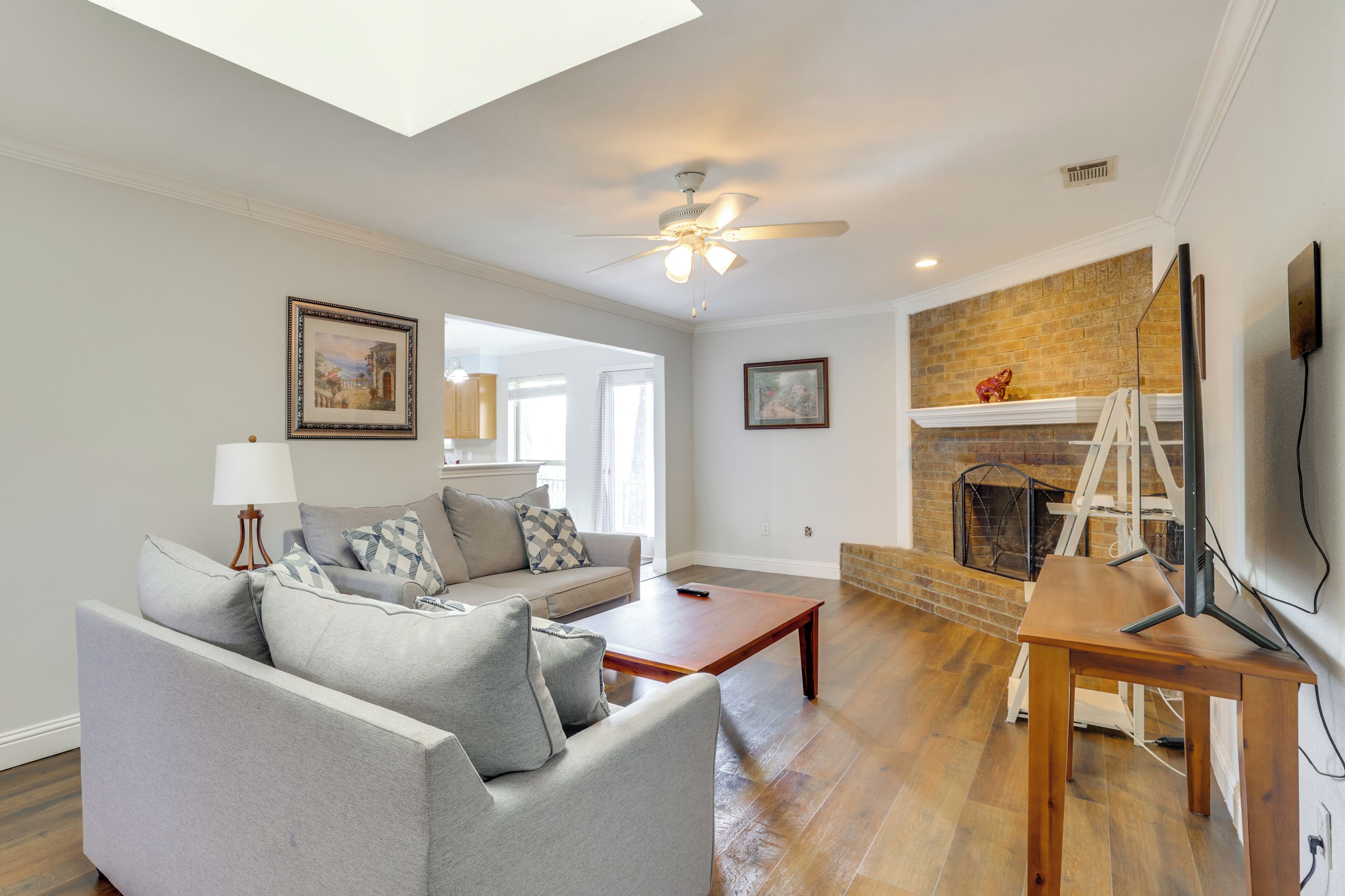 11 Mi To Dtwn Dallas: Charming Home W/ Deck & Yard - Irving, TX
