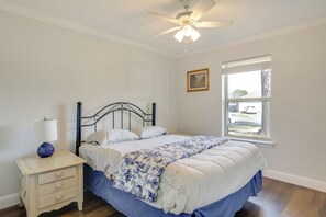 3 bedrooms, iron/ironing board, Internet, bed sheets - 11 Mi to Dtwn Dallas: Charming Home w/ Deck & Yard (Irving)
