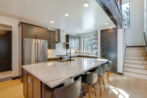 Jääkaappi, mikroaaltouuni, liesi, astianpesukone