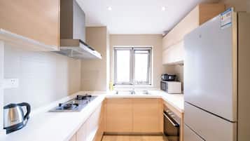 Geladeira, micro-ondas, cooktop, talheres/pratos/utensílios de cozinha