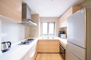 Fridge, microwave, stovetop, cookware/dishes/utensils - Tyms Gubei 3BR Family Apt at Mingdu City (Shanghai)