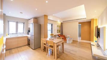 Fridge, microwave, stovetop, cookware/dishes/utensils