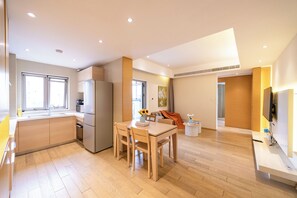 Fridge, microwave, stovetop, cookware/dishes/utensils - Tyms Gubei 3BR Family Apt at Mingdu City (Shanghai)