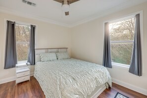 3 bedrooms, iron/ironing board, Internet, bed sheets - Walk to Avondale Eats & Brews: Urban Getaway (Birmingham)