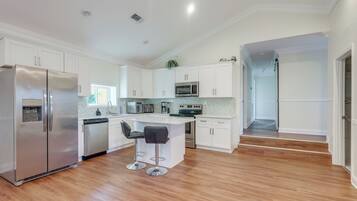 Coffee/tea maker, fridge, microwave, stovetop