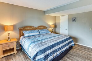 3 bedrooms, desk, iron/ironing board, Internet - Private Dock at Ozarks Home Next to Margaritaville (Osage Beach)