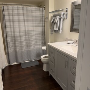 Haartrockner, Handtücher, Seife, Shampoo