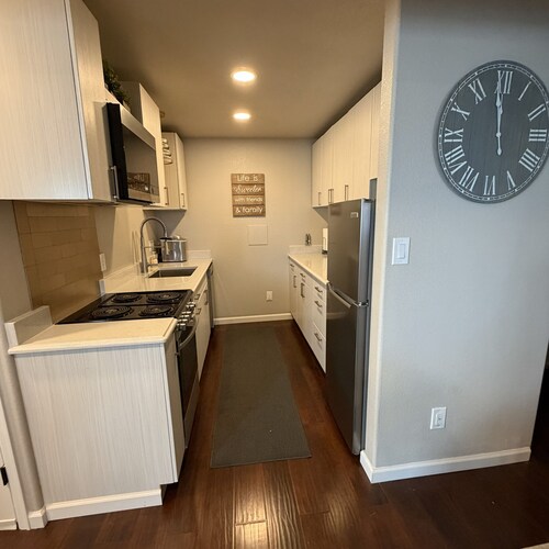 The Suburban Sanctuary: Spacious Garden Level Suite with Private Entry