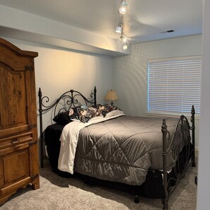 2 Schlafzimmer, Schreibtisch, Bügeleisen/Bügelbrett, kostenloses WLAN