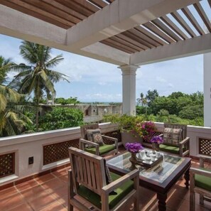 Outdoor dining - TAAVETTI (Galle)