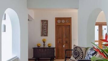 Dobbelt- eller tomannsrom – deluxe, balkong, byutsikt | Innvendig