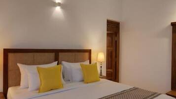 Dobbelt- eller tomannsrom – deluxe, balkong, byutsikt | Safe på rommet, lydisolert og wi-fi (inkludert)