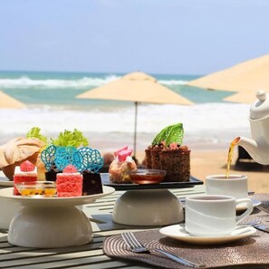 Deluxe Double or Twin Room, Balcony, City View | Outdoor dining - TAAVETTI (Galle)
