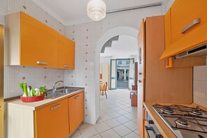 Apartamento familiar, varias habitaciones (SeaEscape San Foca near the beach) | Cocina privada | Frigorífico, microondas, horno y placa de cocina