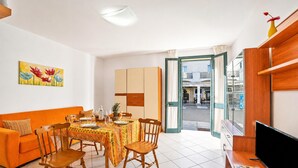 Familie appartement, 2 slaapkamers, balkon (SeaEscape San Foca - Duplex with) | Woonruimte
