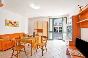 Appartement Familial, 2 chambres, balcon (SeaEscape San Foca - Duplex with) | Coin séjour