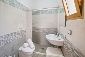 Family Apartment, Multiple Bedrooms (SeaEscape San Foca near the beach) | Bathroom | Shower, hair dryer, bidet, towels - Seaescape San Foca Near the Beach (Melendugno)