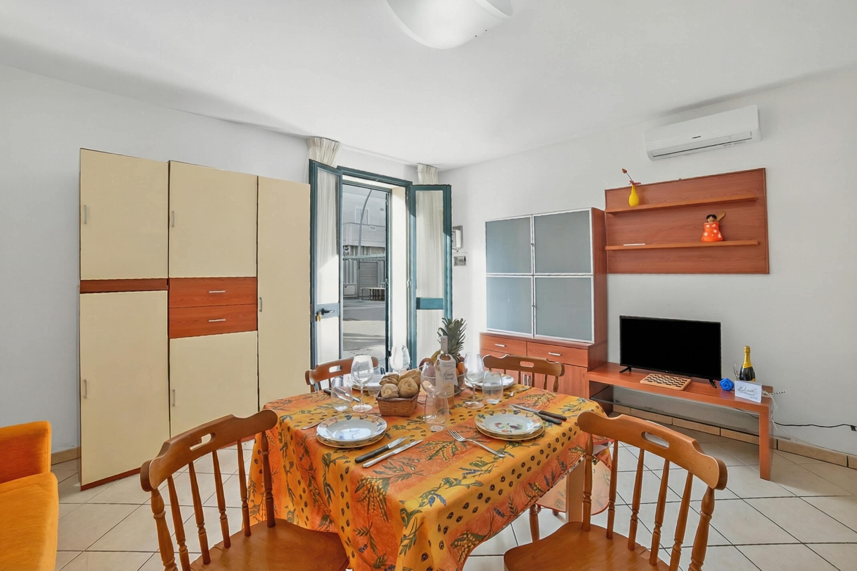 Family Apartment, Multiple Bedrooms (SeaEscape San Foca near the beach) | Dining