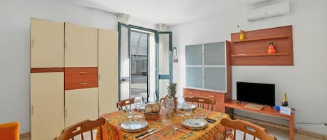 Familieleilighet, flere soverom (SeaEscape San Foca near the beach) | Spiseområde