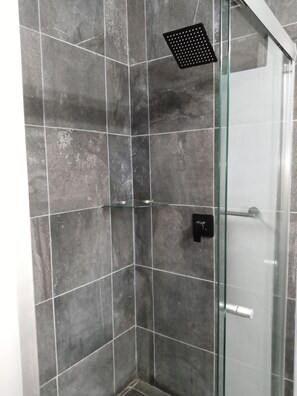 Studio Suite Comfort, balkon, pemandangan kebun | Kamar mandi | Sabun, sampo,  dan tisu toilet