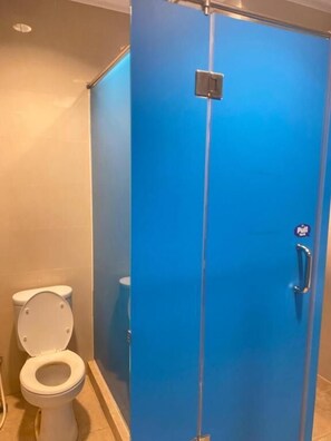 Shower, free toiletries, towels, soap - Madina inn Hotel & Hostel Yogyakarta (Yogyakarta)