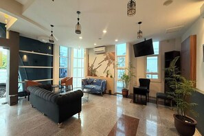 Lobby sitting area - Madina inn Hotel & Hostel Yogyakarta (Yogyakarta)