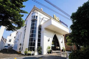 Exterior - Madina inn Hotel & Hostel Yogyakarta (Yogyakarta)