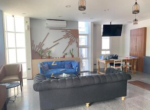 Living area - Madina inn Hotel & Hostel Yogyakarta (Yogyakarta)